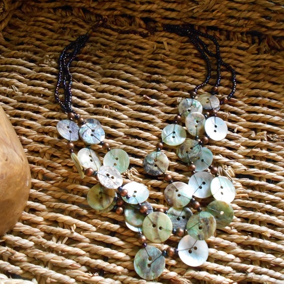 Shell button necklace - Picture 5 of 5